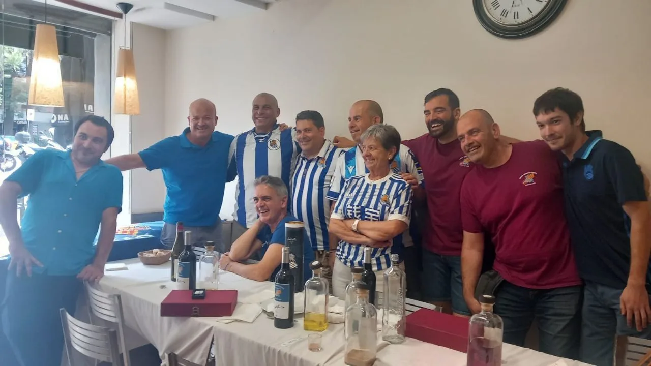 Socios de la peña en la cena del décimo aniversario en Barcelona, junio de 2024