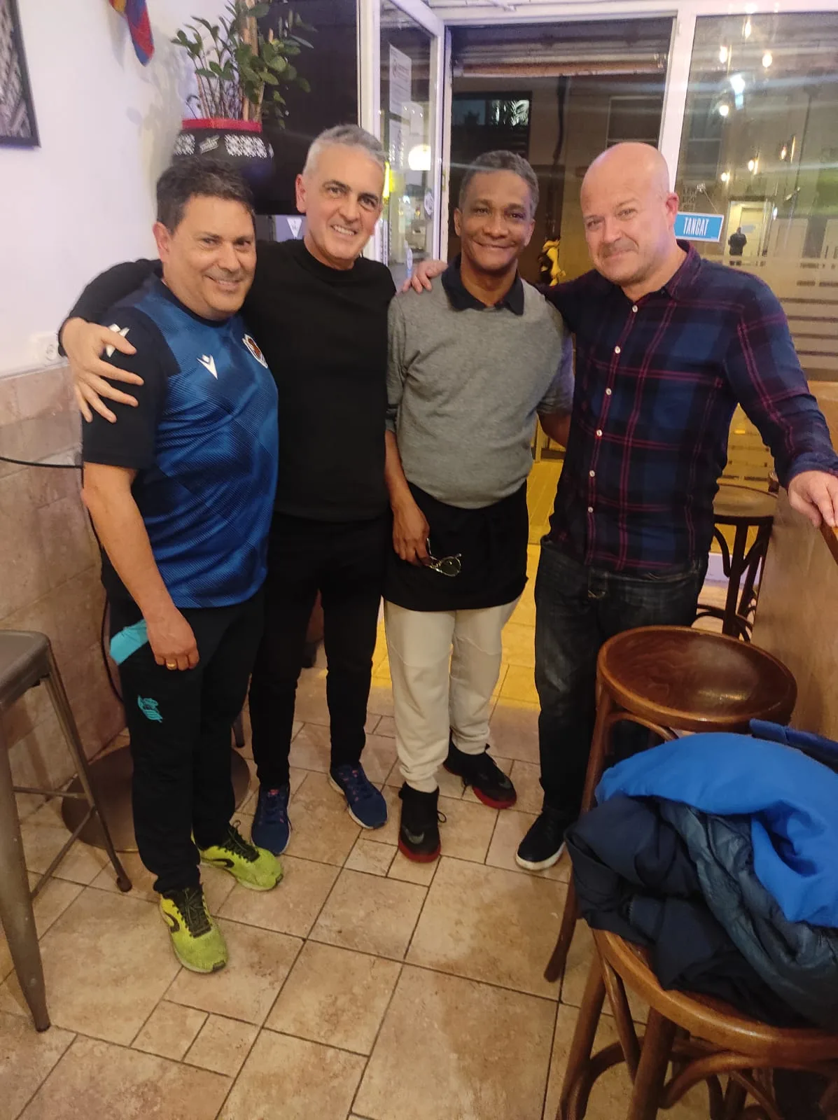 Socios de la peña con el periodista Óscar Badallo, corresponsal de MARCA, en un bar de noche