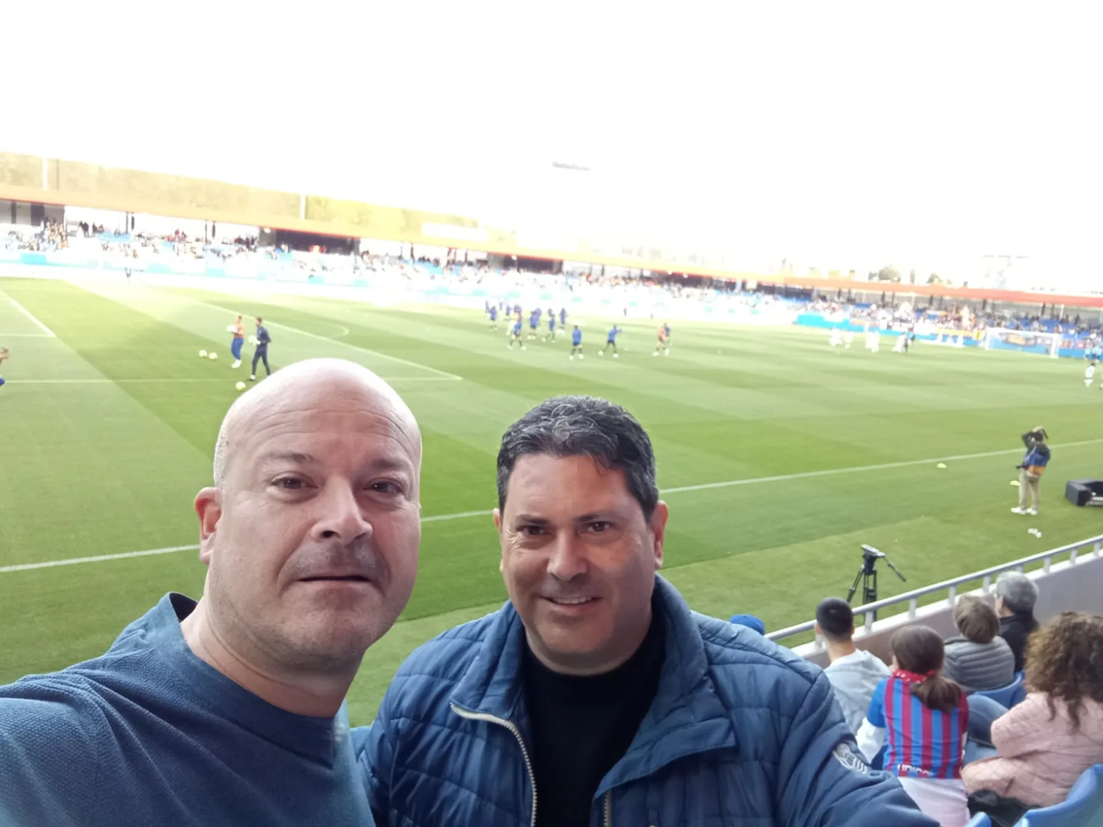 Selfie de socios de la peña en la grada de un estadio antes de un partido