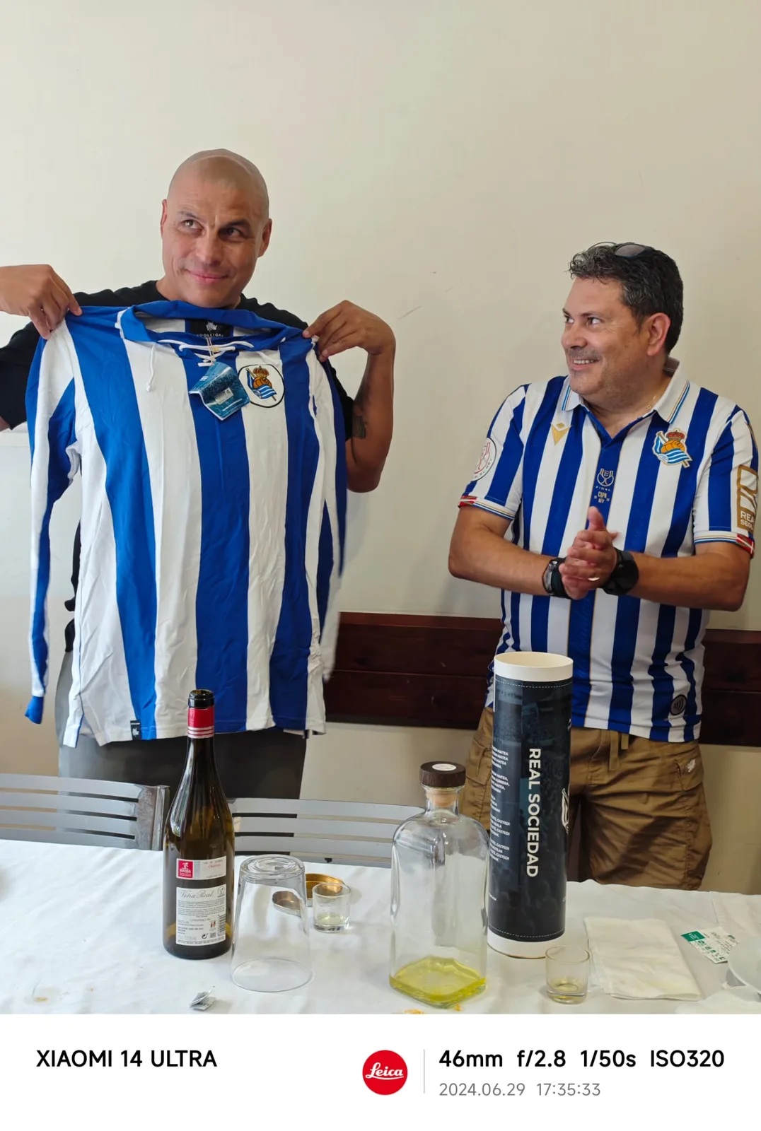 Socios con una camiseta retro de la Real Sociedad recién desempaquetada durante la celebración del aniversario