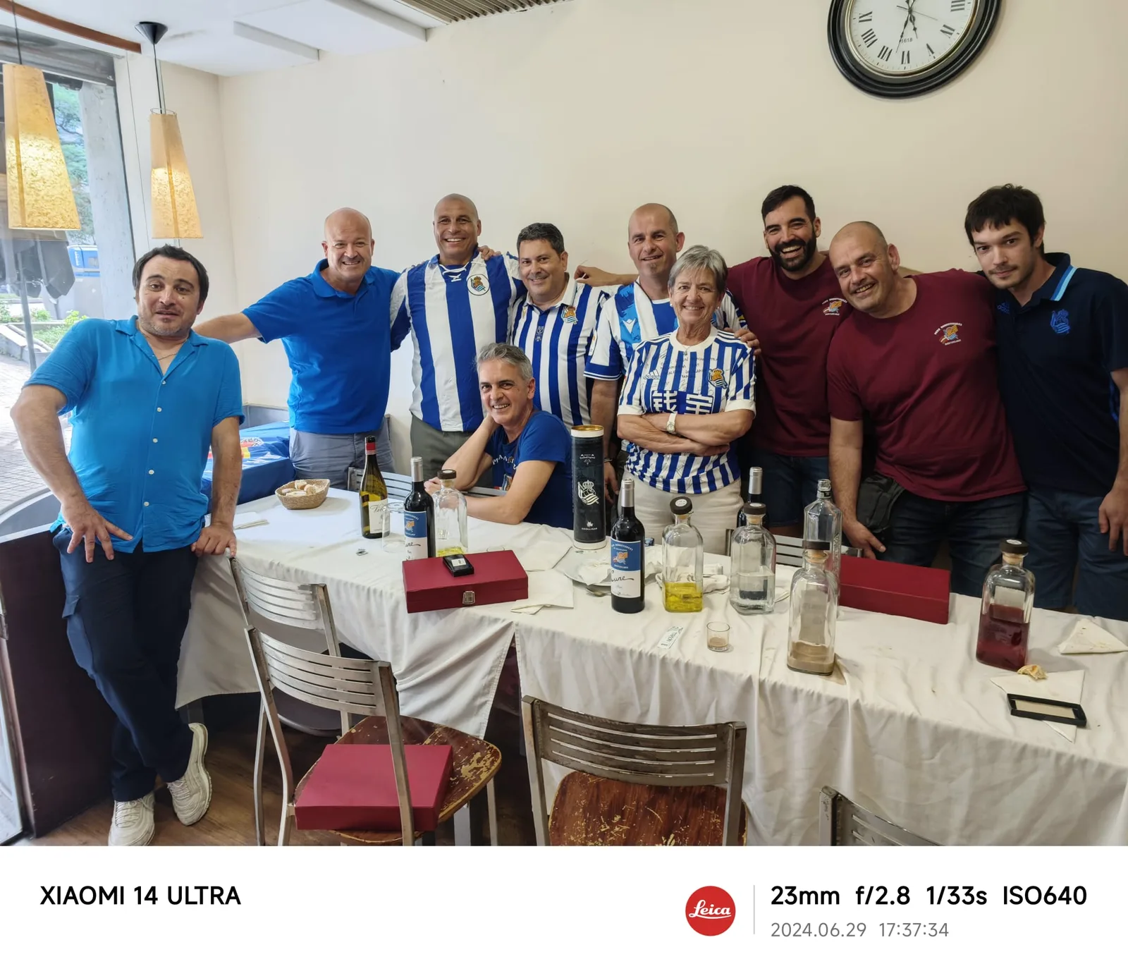 Grupo de socios en una comida de celebración del 10º aniversario de la peña