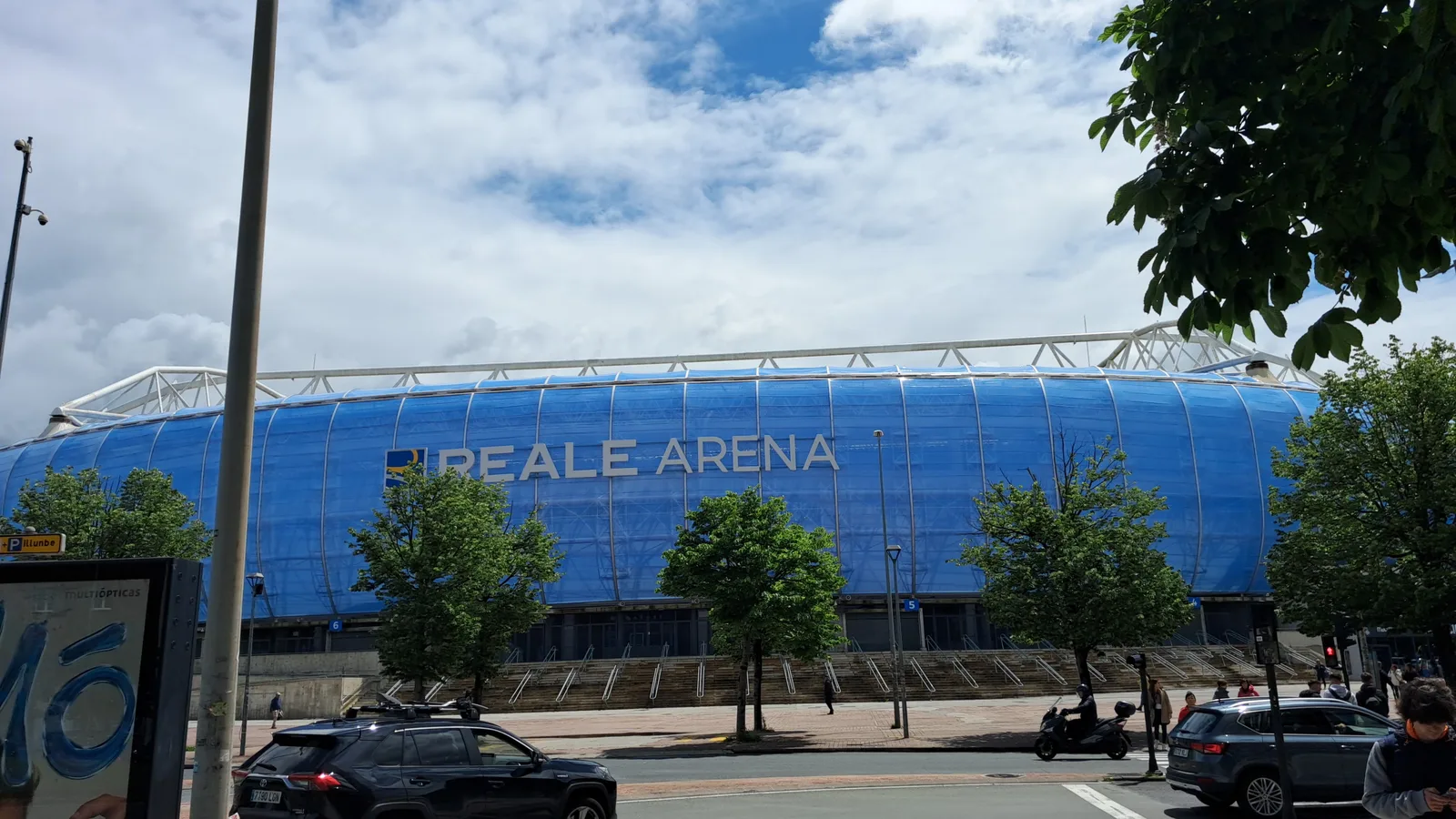 Exterior del Reale Arena (Anoeta) envuelto en su lona azul durante las obras de reforma