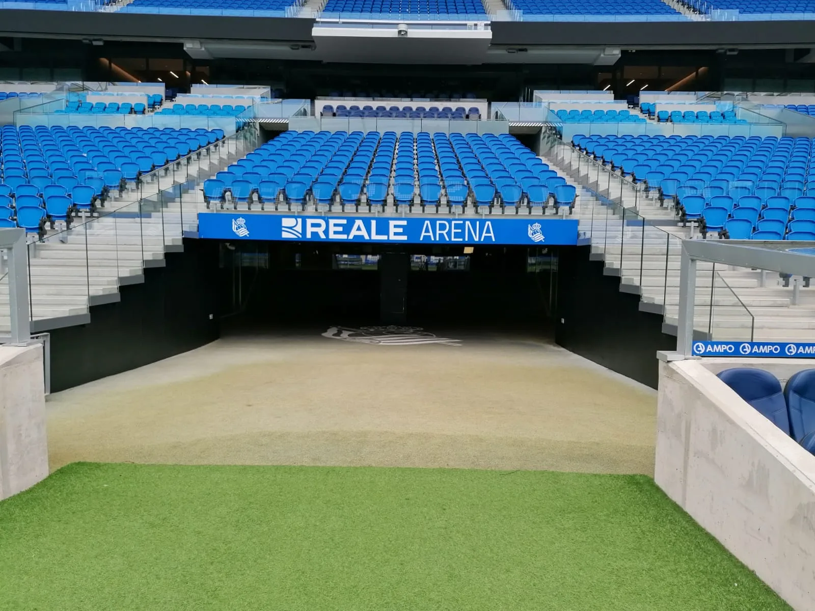 Túnel de vestuarios visto desde la grada del Reale Arena, con los asientos azules vacíos
