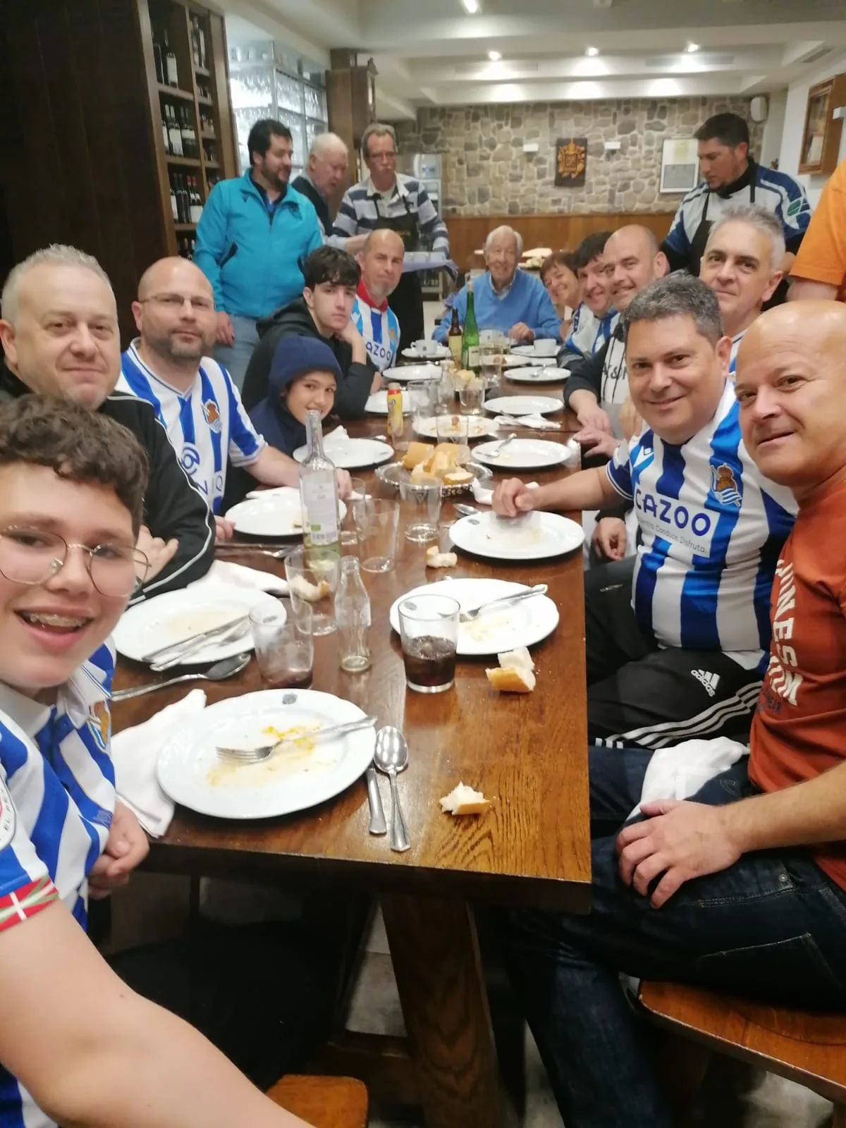 Comida de un grupo numeroso de socios de la peña, incluidos niños, en un restaurante de Donostia