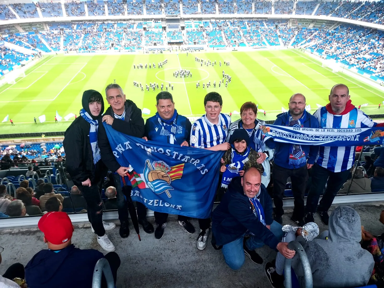 Socios con bufandas y la bandera de la peña en la grada del Reale Arena momentos antes de un partido