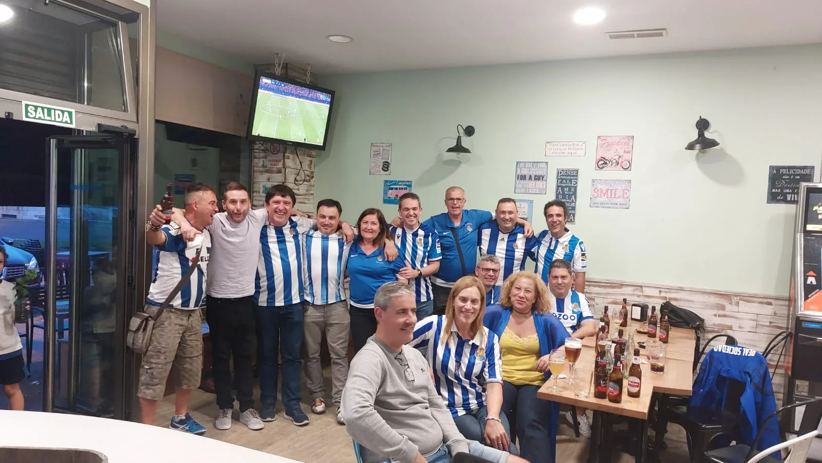 Grupo de socios con camiseta de la Real Sociedad en el interior de un bar durante el encuentro con la Peña Galicia