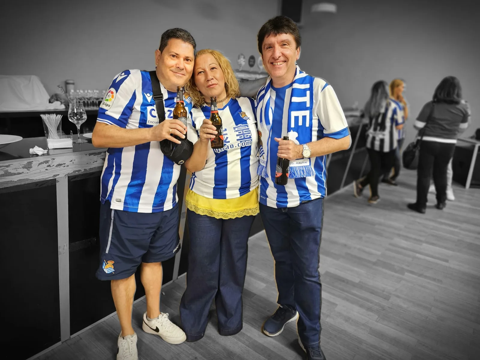 Socios brindando con cerveza en la sala de la celebración del aniversario de la Peña Galicia Txuri Urdin