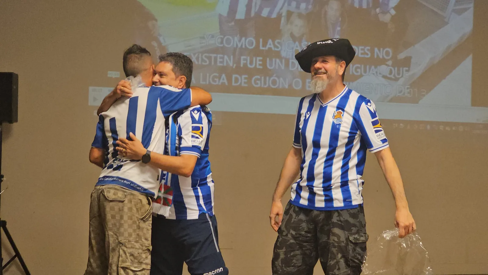 Otra foto de grupo numeroso con la bufanda Peña Galicia Txuri Urdin en primer plano
