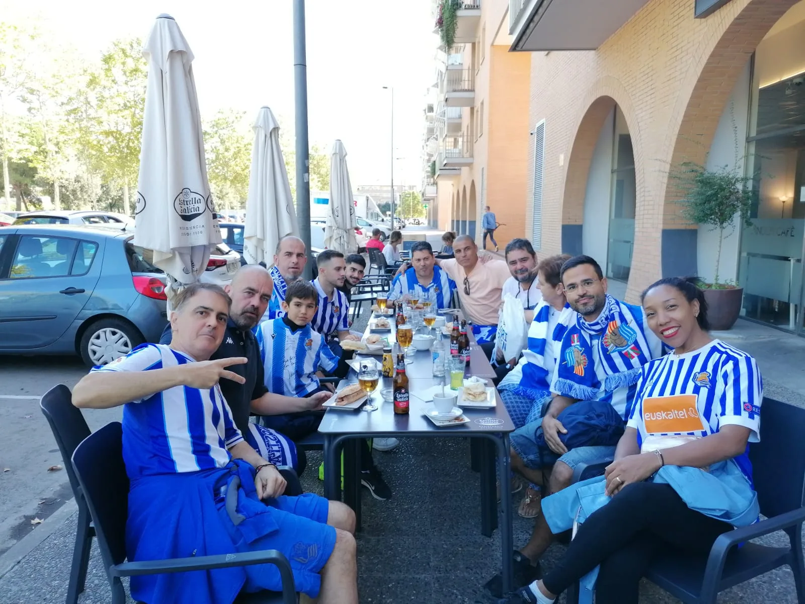 Socios de la peña comiendo en una terraza de Girona antes del partido