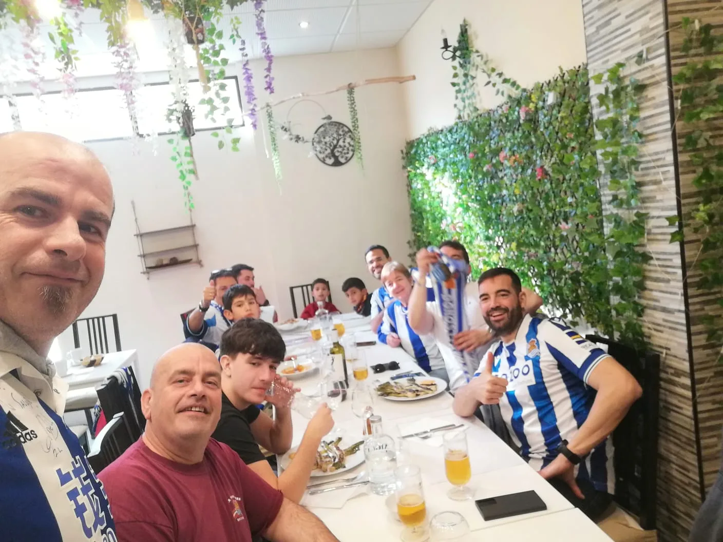 Socios de la peña en un restaurante de Girona con decoración vegetal