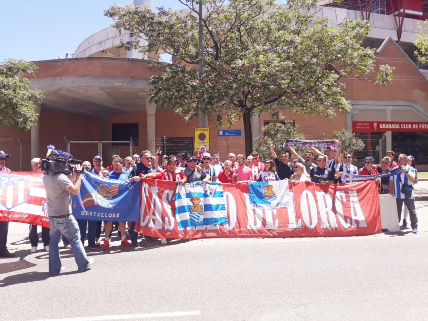 Aficionados de varias peñas de la Real Sociedad ante el estadio Nuevo Los Cármenes del Granada CF