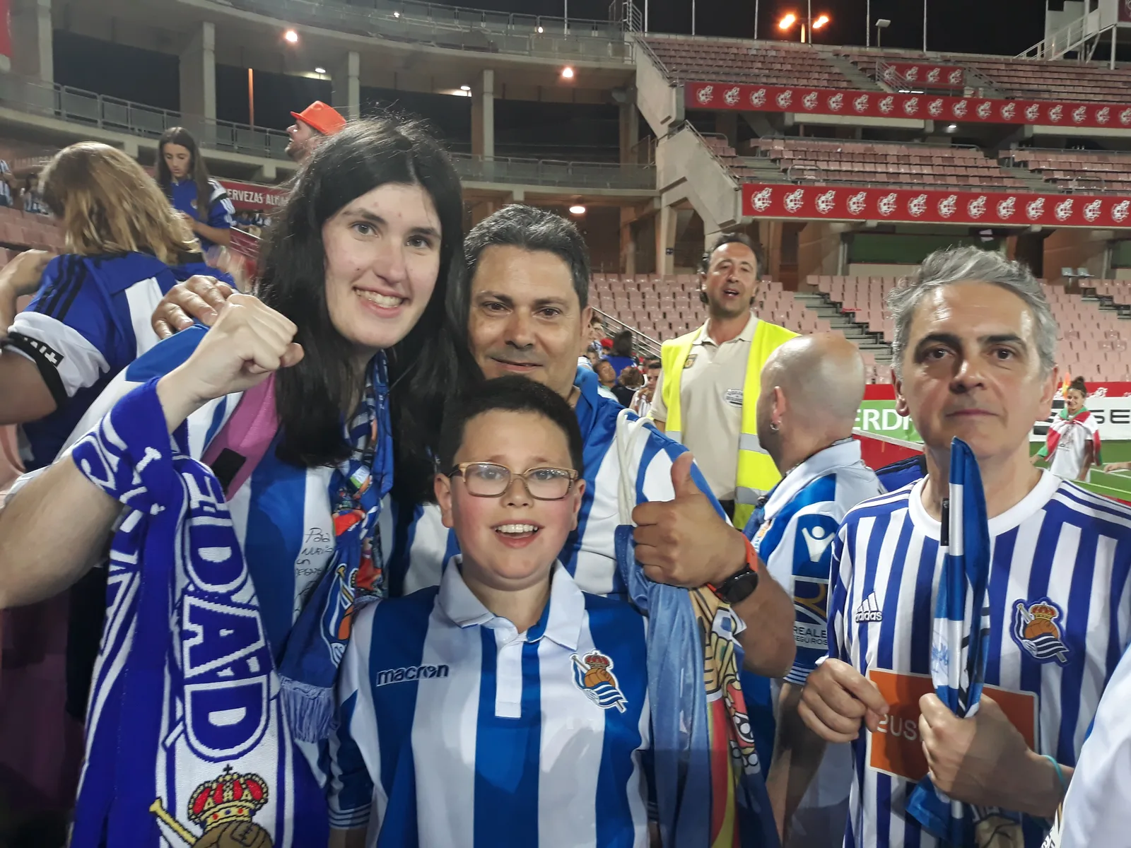 Socios de la peña celebrando en el césped del estadio tras la victoria en la final de la Copa de la Reina 2019