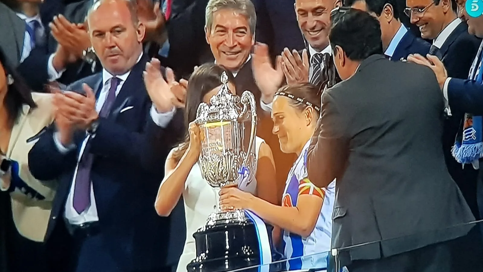 Captura de la retransmisión televisiva del momento en que la Real Sociedad femenina levanta la Copa de la Reina 2019