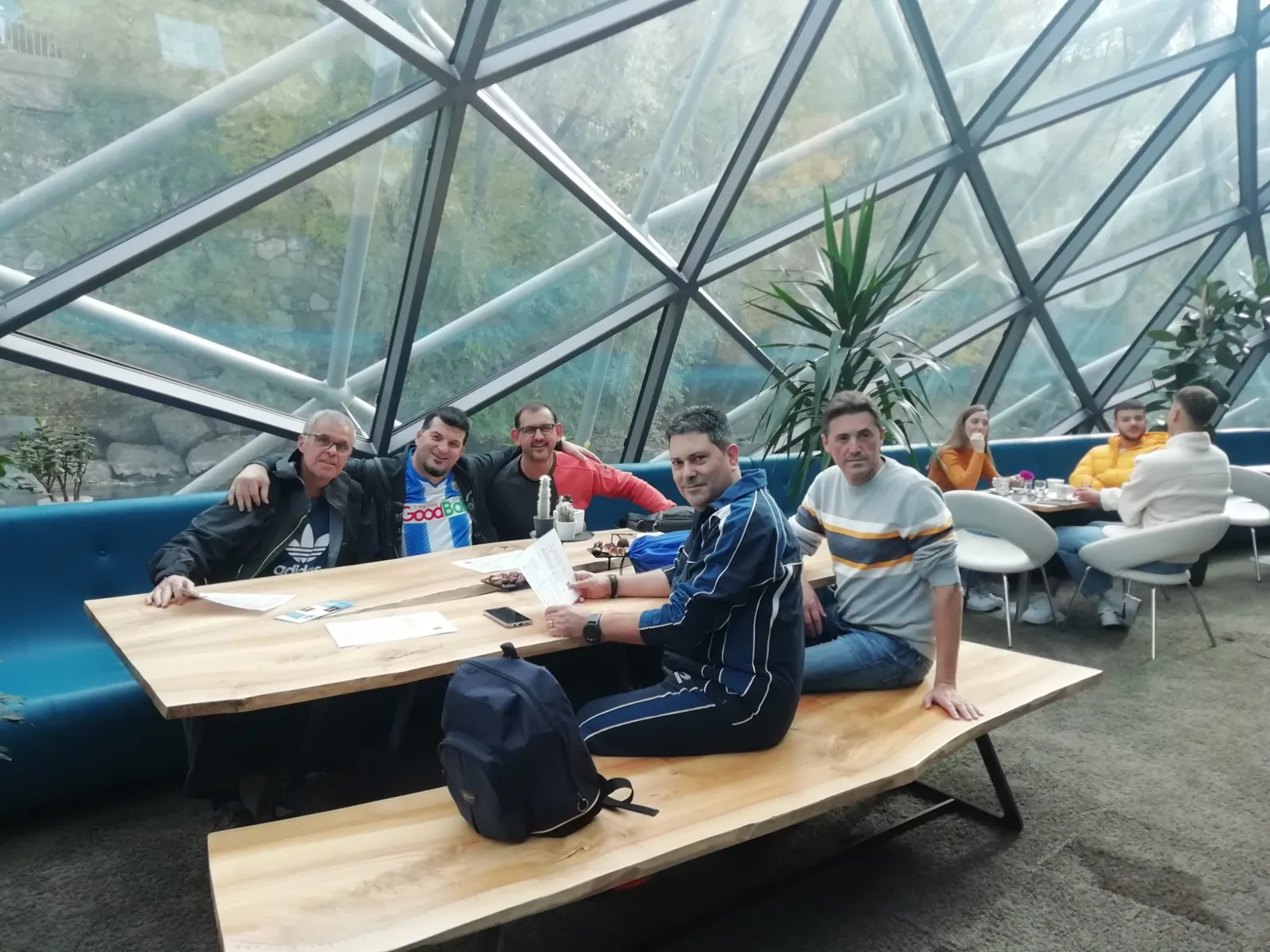 Socios de la peña en una cúpula acristalada de un jardín botánico de Graz durante el viaje europeo