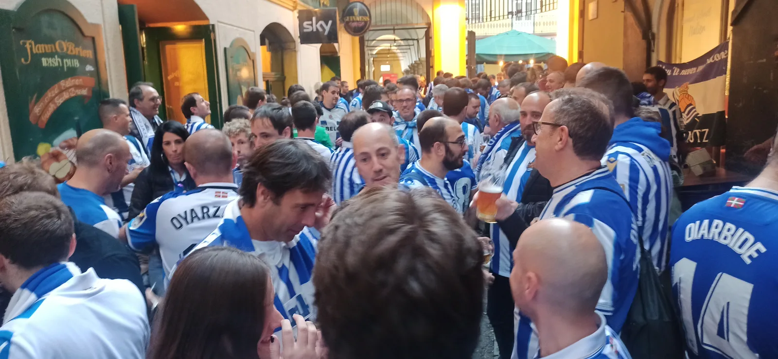Aficionados de la Real Sociedad reunidos junto a un pub irlandés en Graz antes del partido de Liga Europa