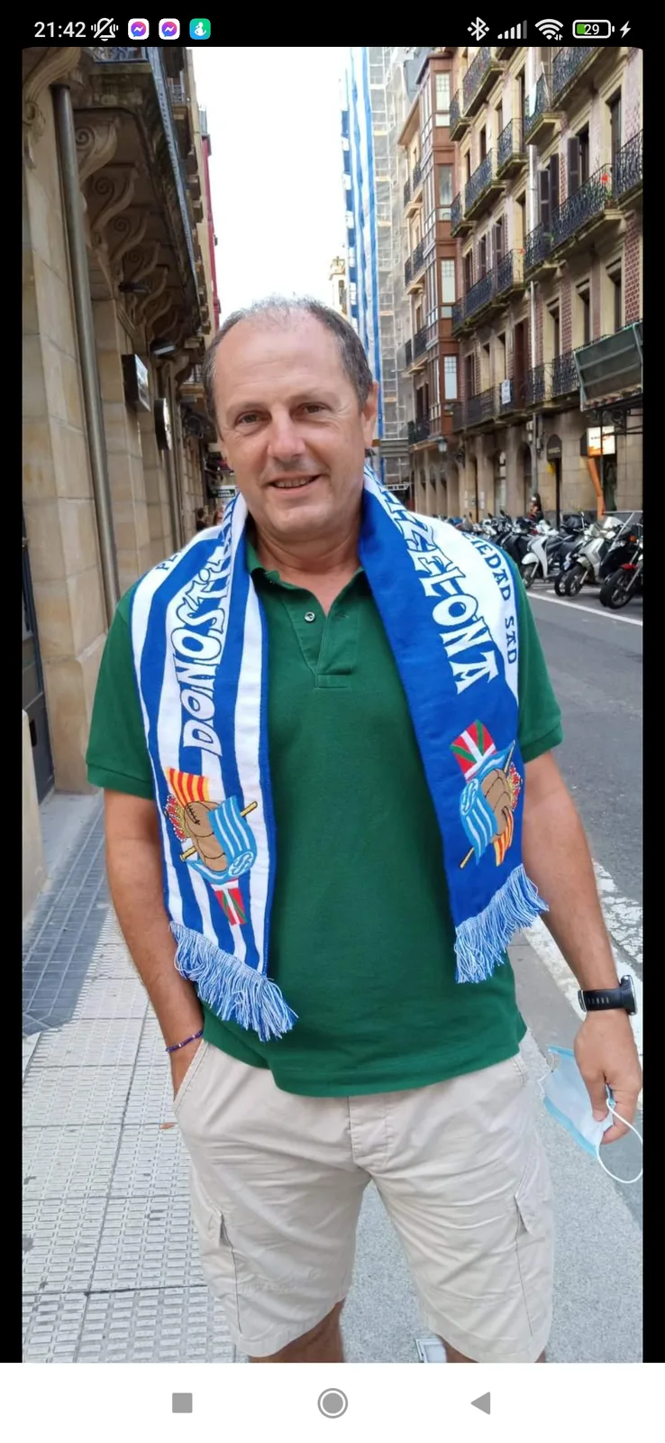 Socio con la bufanda Donostiarras Bartzelona al cuello paseando por el centro histórico de Donostia