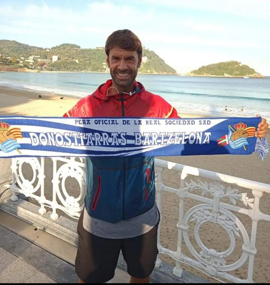 Socio con la bufanda de la peña en el paseo de La Concha de Donostia-San Sebastián