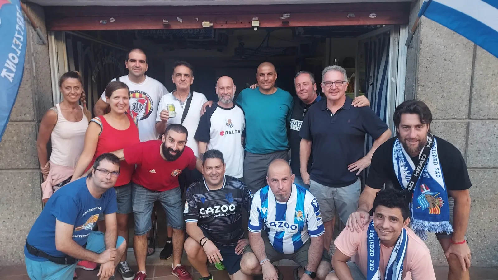 Grupo amplio de socios de la Peña Donostiarras Bartzelona en la puerta de su local en Barcelona