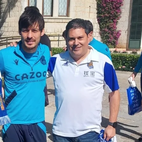 Socio de la peña junto al futbolista David Silva de la Real Sociedad