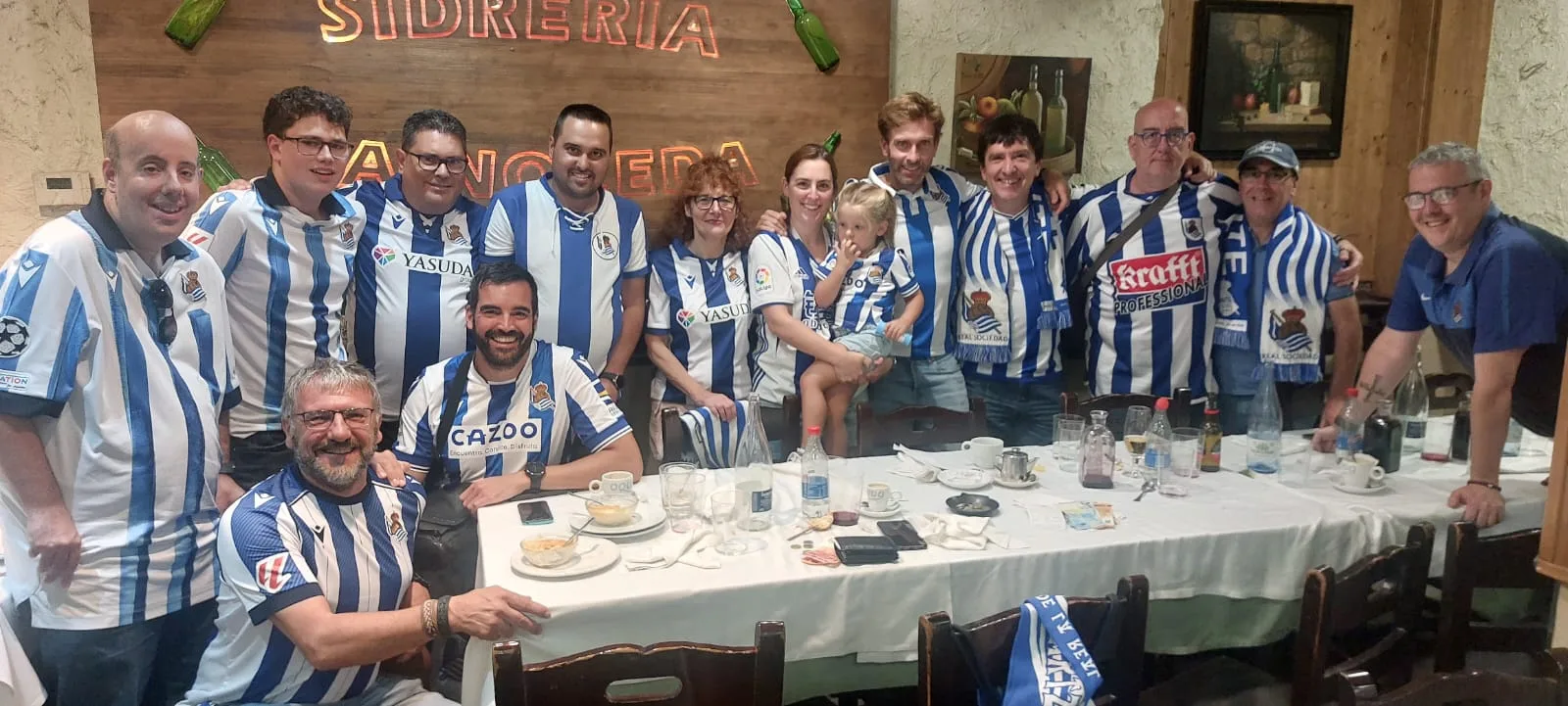 Cena de socios de la peña, con niños, en una sidrería asturiana durante el viaje a Oviedo