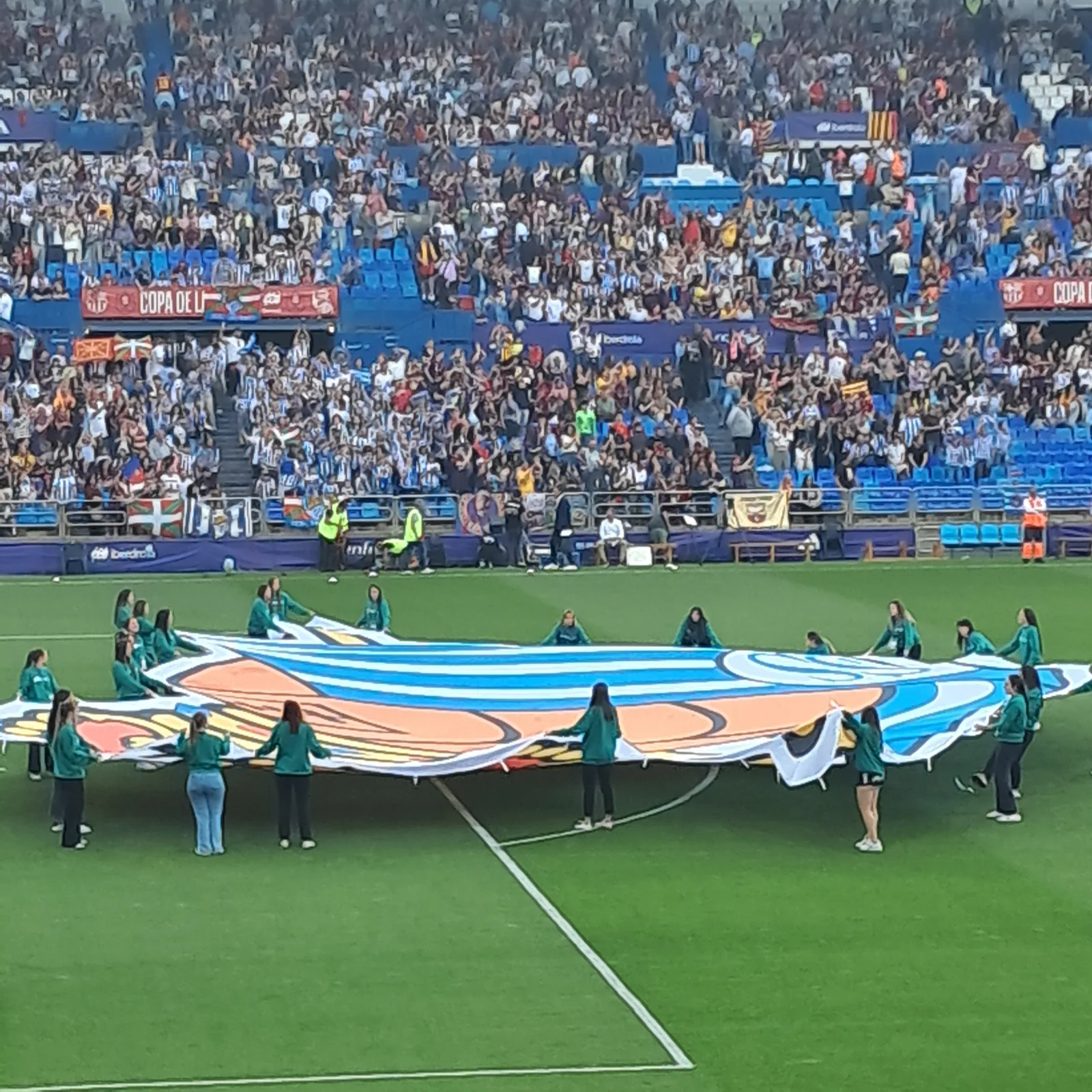 Coreografía de mosaico desplegada sobre el césped antes de la final de la Copa de la Reina 2024 en Zaragoza