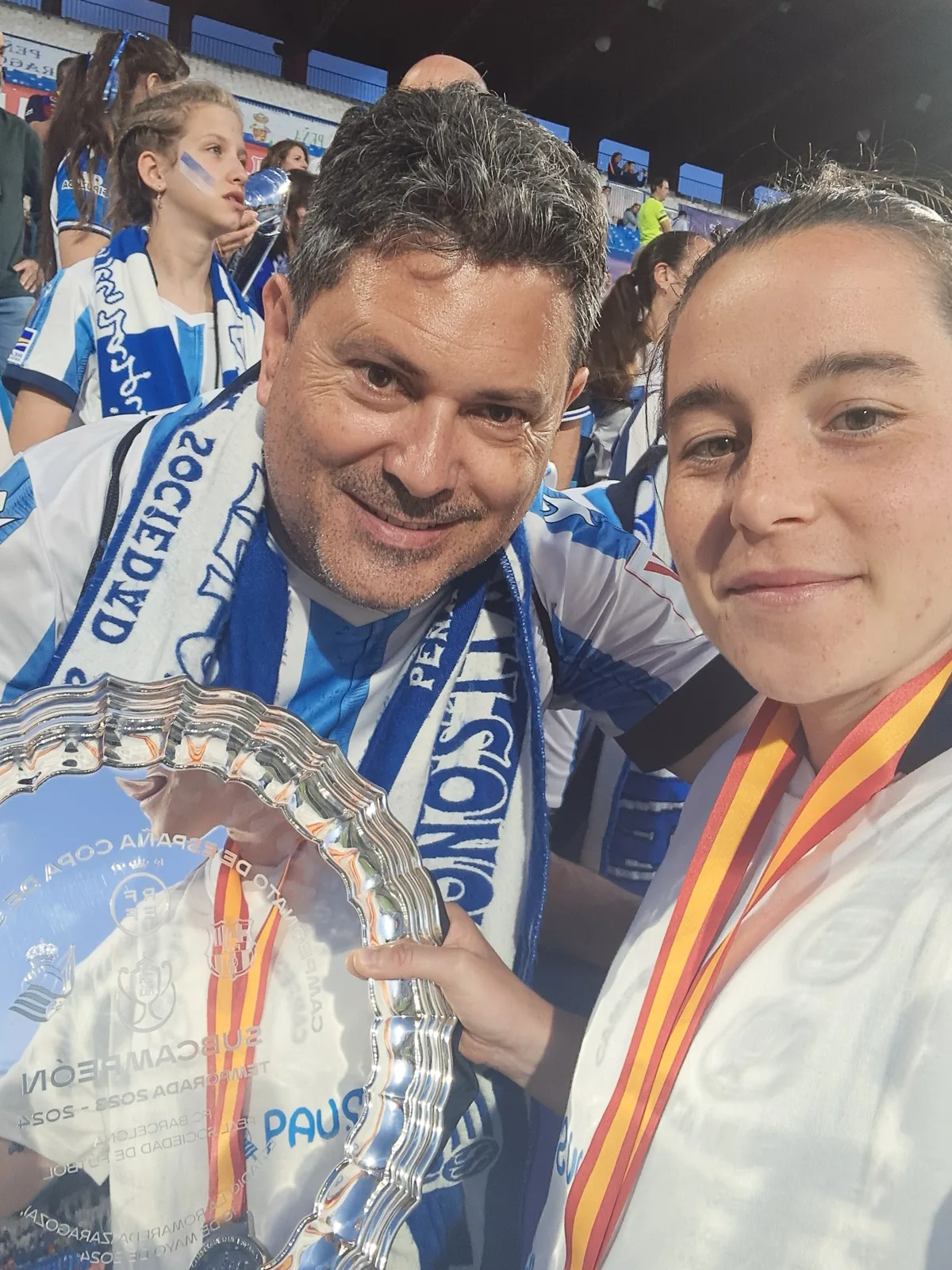 Socio y jugadora de la Real Sociedad con el plato de subcampeonas de la Copa de la Reina 2023-2024