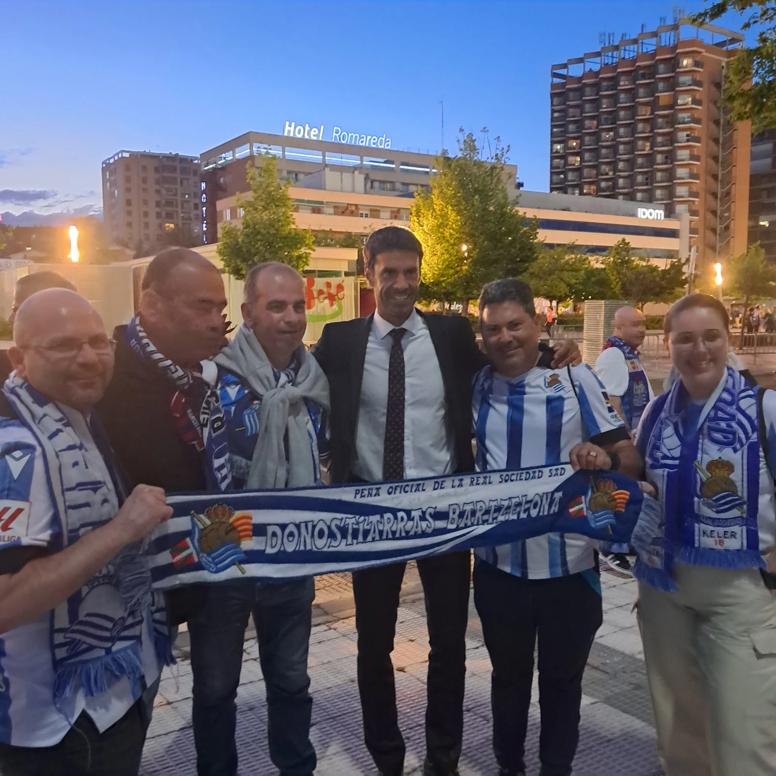Socios con la bufanda Donostiarras Bartzelona ante el Hotel Romareda de Zaragoza, de noche