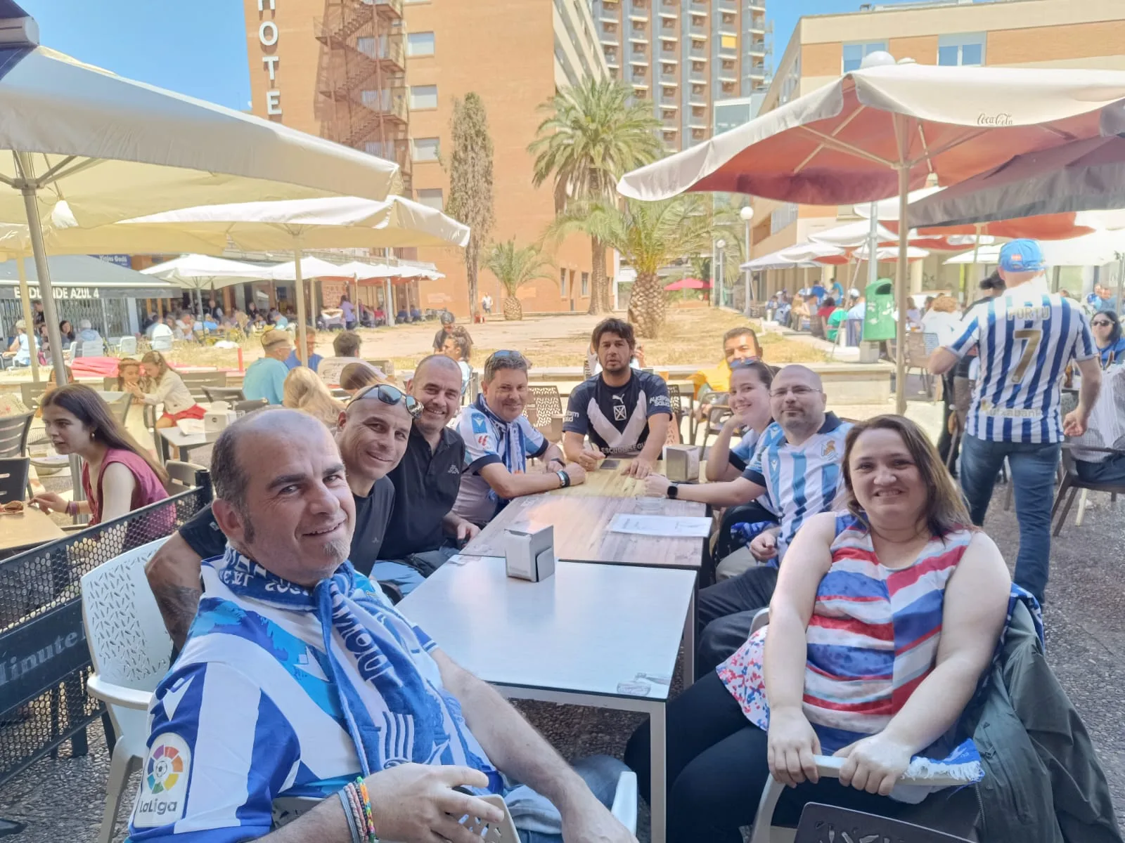 Socios en una terraza de Zaragoza durante la previa de la final de la Copa de la Reina 2024