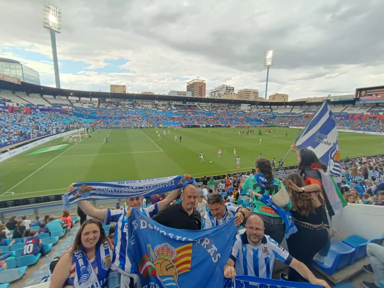 Socios con la bandera de la peña y una bandera Gora Erreala en la grada durante la final de la Copa de la Reina