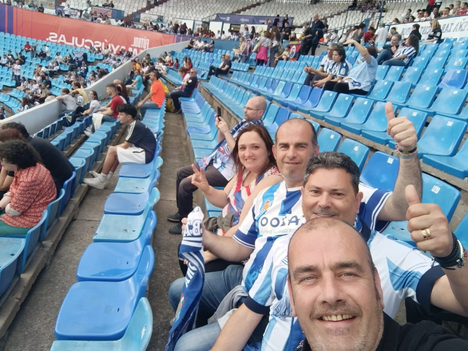 Selfie de socios en la grada del estadio de Zaragoza antes de la final de la Copa de la Reina