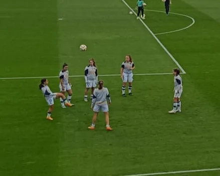 Jugadoras de la Real Sociedad femenina calentando en el campo antes de la final de la Copa de la Reina 2024