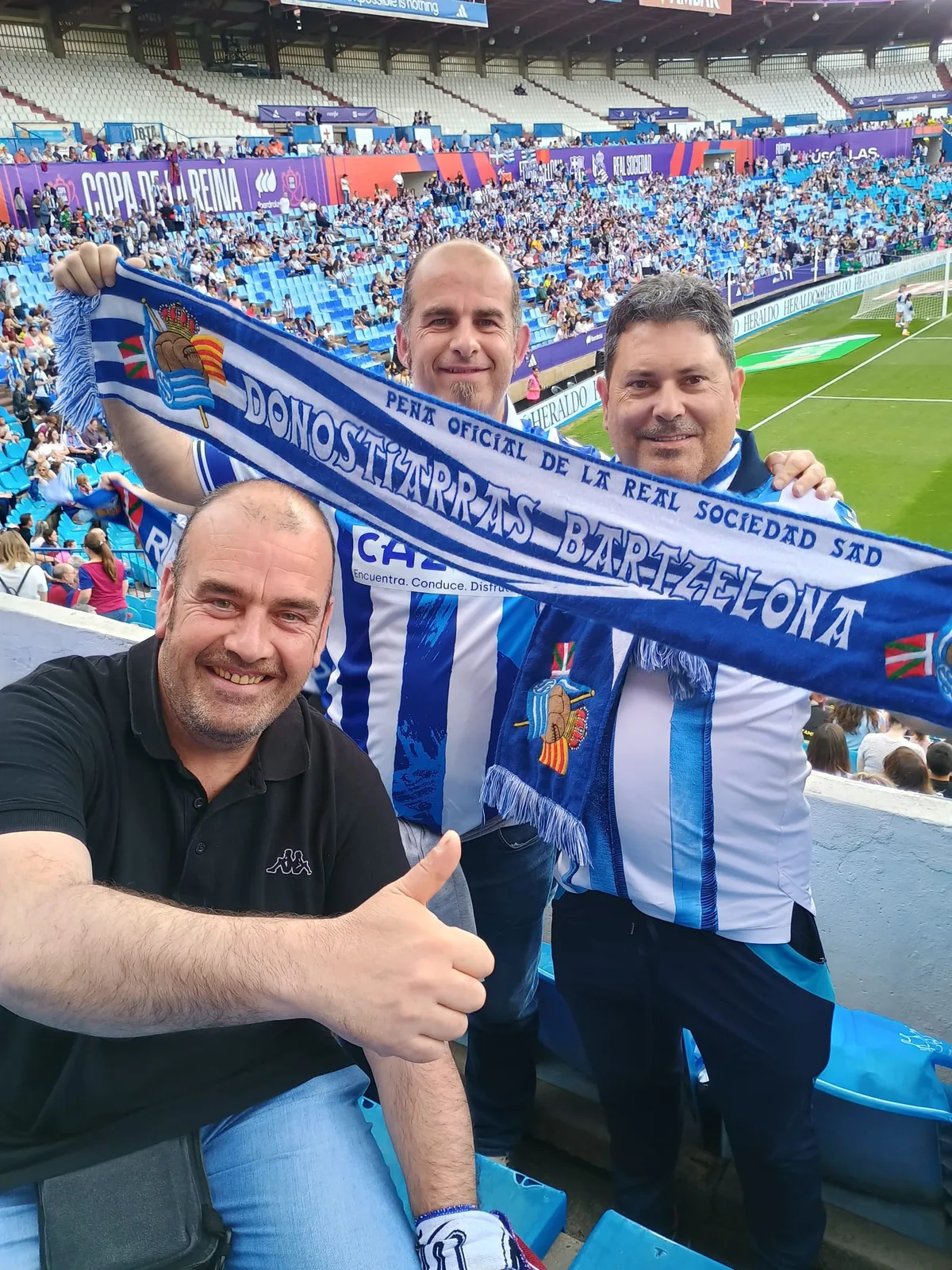 Socios con la bufanda Donostiarras Bartzelona en la grada del estadio de Zaragoza