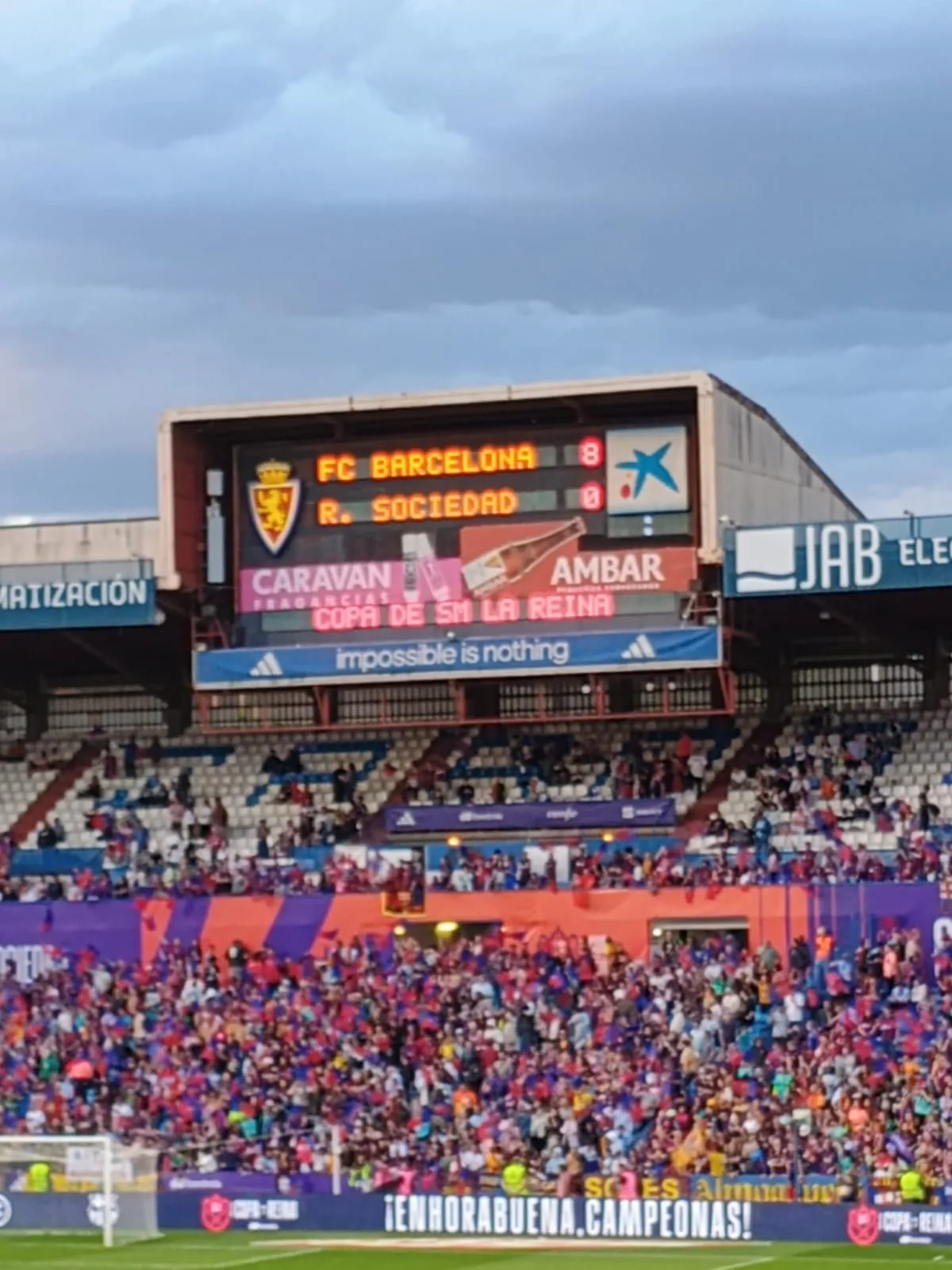 Marcador del estadio al final de la Copa de la Reina 2024: FC Barcelona 8 - Real Sociedad 0